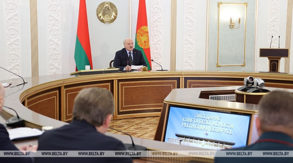 Лукашенко собрал заседание Совбеза по вопросам обеспечения национальной безопасности Беларуси Лукашенко собрал заседание Совбеза по вопросам обеспечения национальной безопасности Беларуси