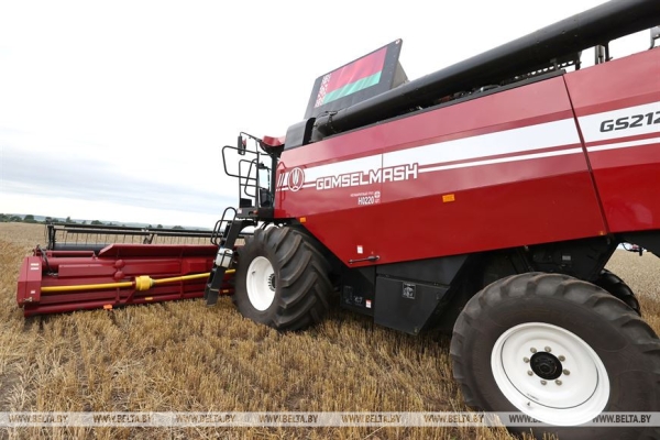 Лукашенко ставит задачу выходить на темпы уборочной в 6% площадей в день Лукашенко ставит задачу выходить на темпы уборочной в 6% площадей в день