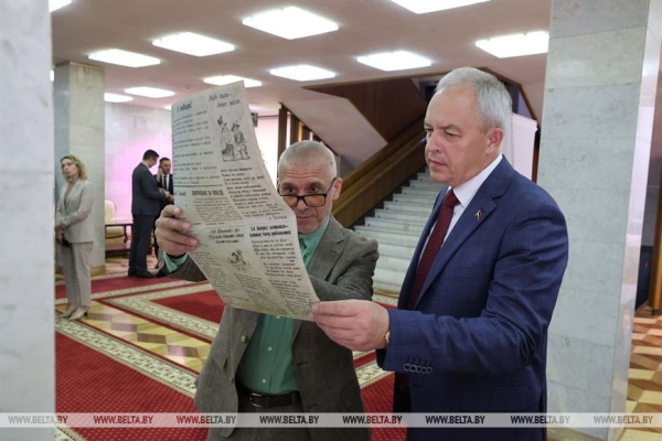 Уникальные фотографии и газеты.&nbsp;Выставка ко Дню народного единства открылась в центре Минска