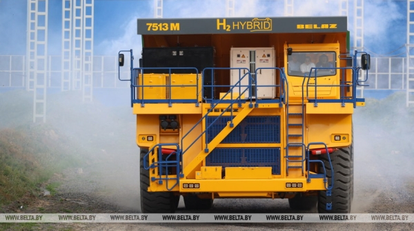 Самосвал на водородном топливе и гусеничный экскаватор. Головченко ознакомился с новой техникой БЕЛАЗа Самосвал на водородном топливе и гусеничный экскаватор. Головченко ознакомился с новой техникой БЕЛАЗа