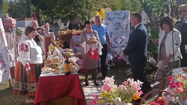 Посмотрите, какие колоритные &laquo;сельские подворья&raquo; приглашают гостей районных &laquo;Дожинок&raquo;!