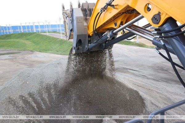 Самосвал на водородном топливе и гусеничный экскаватор. Головченко ознакомился с новой техникой БЕЛАЗа Самосвал на водородном топливе и гусеничный экскаватор. Головченко ознакомился с новой техникой БЕЛАЗа