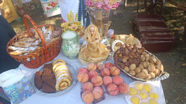 Посмотрите, какие колоритные &laquo;сельские подворья&raquo; приглашают гостей районных &laquo;Дожинок&raquo;!