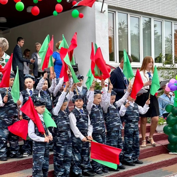 День знаний в гимназии собрал на торжественной линейке педагогов, учащихся и их родителей День знаний в гимназии собрал на торжественной линейке педагогов, учащихся и их родителей