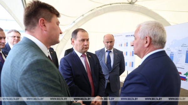 Самосвал на водородном топливе и гусеничный экскаватор. Головченко ознакомился с новой техникой БЕЛАЗа Самосвал на водородном топливе и гусеничный экскаватор. Головченко ознакомился с новой техникой БЕЛАЗа