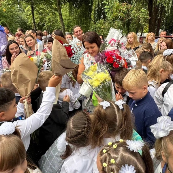 День знаний в гимназии собрал на торжественной линейке педагогов, учащихся и их родителей День знаний в гимназии собрал на торжественной линейке педагогов, учащихся и их родителей