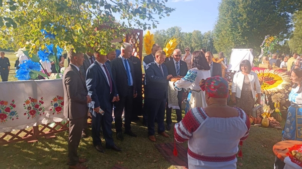 Посмотрите, какие колоритные &laquo;сельские подворья&raquo; приглашают гостей районных &laquo;Дожинок&raquo;!