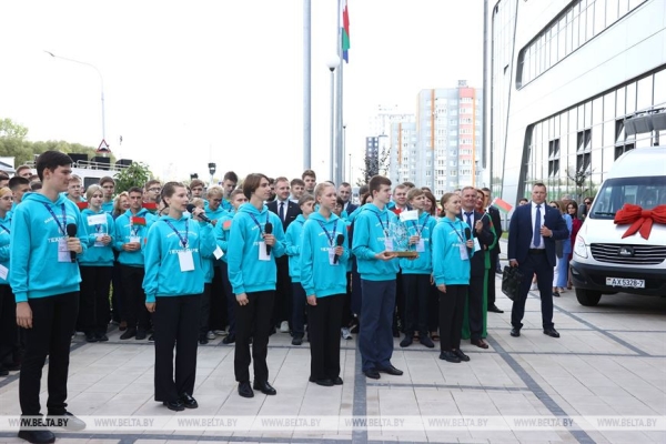 Технопарк "на плечах гигантов", счастье Лукашенко, Совбез, родная мова и день дарения. Главные итоги недели Президента Технопарк "на плечах гигантов", счастье Лукашенко, Совбез, родная мова и день дарения. Главные итоги недели Президента