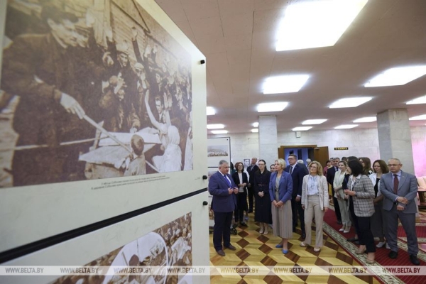 Уникальные фотографии и газеты.&nbsp;Выставка ко Дню народного единства открылась в центре Минска