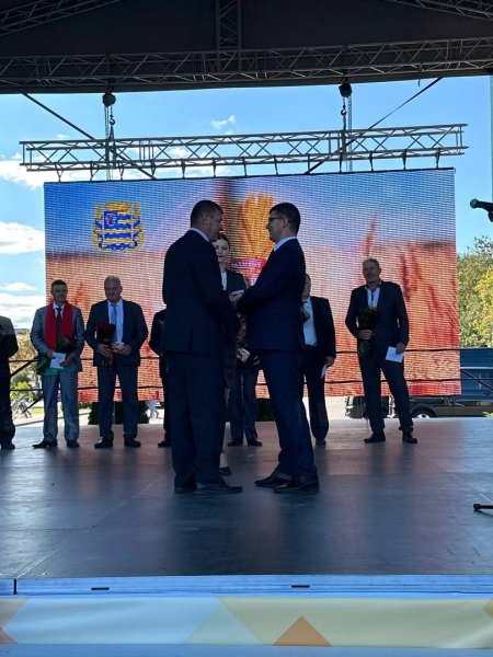 Валерий Санкевич из ОАО «Положевичи» получил награду на областных «Дожинках» Валерий Санкевич из ОАО «Положевичи» получил награду на областных «Дожинках»