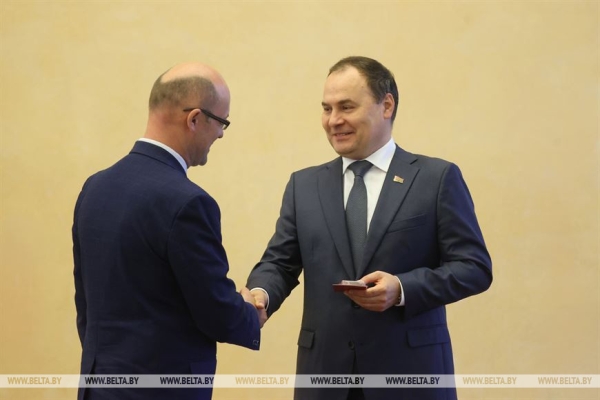 "Государственная награда - это символ доверия". Премьер-министр Беларуси вручил госнаграды "Государственная награда - это символ доверия". Премьер-министр Беларуси вручил госнаграды