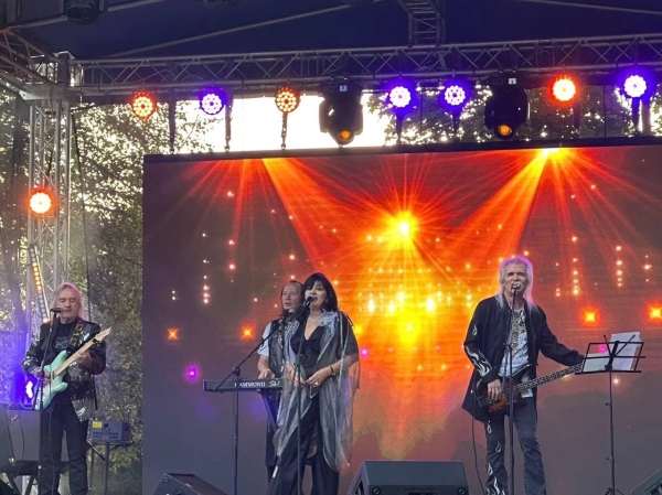 На сцене районных «Дожинок» выступила легенда советской эстрады — ВИА «Лейся, песня»