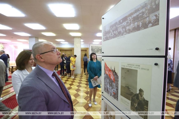Уникальные фотографии и газеты.&nbsp;Выставка ко Дню народного единства открылась в центре Минска