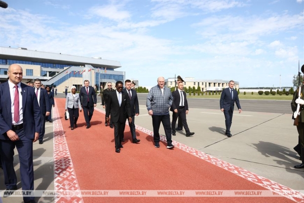 Лукашенко лично проводил Президента Экваториальной Гвинеи в аэропорту Лукашенко лично проводил Президента Экваториальной Гвинеи в аэропорту