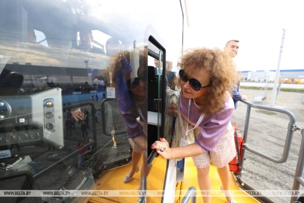 Самосвал на водородном топливе и гусеничный экскаватор. Головченко ознакомился с новой техникой БЕЛАЗа Самосвал на водородном топливе и гусеничный экскаватор. Головченко ознакомился с новой техникой БЕЛАЗа