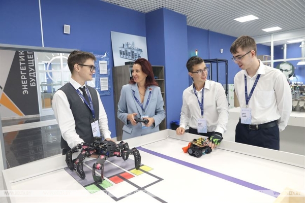 Лукашенко учащимся национального технопарка: вы молодцы, вы наше будущее Лукашенко учащимся национального технопарка: вы молодцы, вы наше будущее