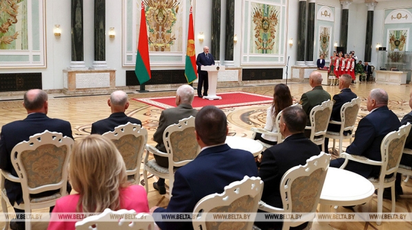 Народное единство, переговоры с Путиным, турецкое плечо и финишная прямая для депутатов. Главные итоги недели Президента Народное единство, переговоры с Путиным, турецкое плечо и финишная прямая для депутатов. Главные итоги недели Президента