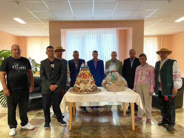 Дожиночный каравай и корзину с подарками передали в Стародорожский дом-интернат Дожиночный каравай и корзину с подарками передали в Стародорожский дом-интернат