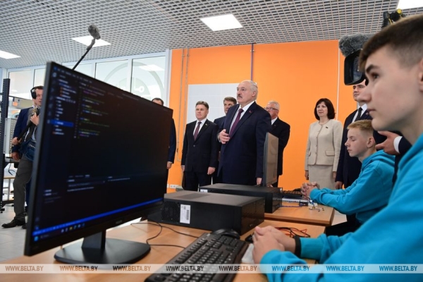 Лукашенко: для Беларуси талантливые люди, интеллект нации - самое большое богатство Лукашенко: для Беларуси талантливые люди, интеллект нации - самое большое богатство