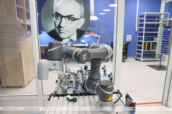 Технопарк "на плечах гигантов", счастье Лукашенко, Совбез, родная мова и день дарения. Главные итоги недели Президента Технопарк "на плечах гигантов", счастье Лукашенко, Совбез, родная мова и день дарения. Главные итоги недели Президента