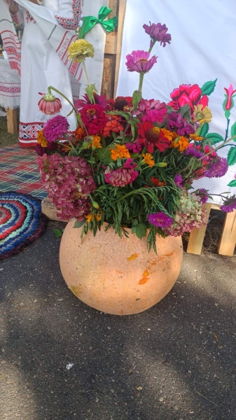 Посмотрите, какие колоритные &laquo;сельские подворья&raquo; приглашают гостей районных &laquo;Дожинок&raquo;!