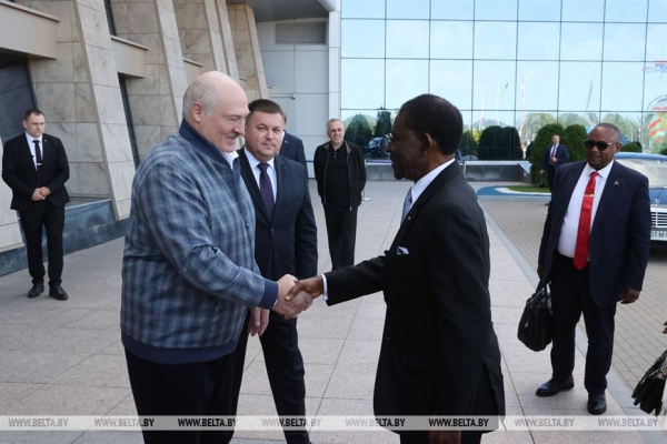Лукашенко лично проводил Президента Экваториальной Гвинеи в аэропорту Лукашенко лично проводил Президента Экваториальной Гвинеи в аэропорту