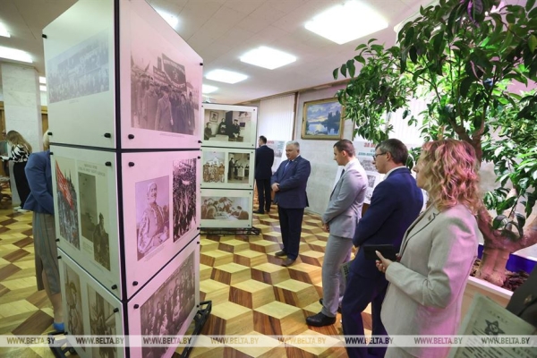 Уникальные фотографии и газеты.&nbsp;Выставка ко Дню народного единства открылась в центре Минска