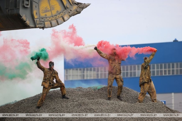 Самосвал на водородном топливе и гусеничный экскаватор. Головченко ознакомился с новой техникой БЕЛАЗа Самосвал на водородном топливе и гусеничный экскаватор. Головченко ознакомился с новой техникой БЕЛАЗа