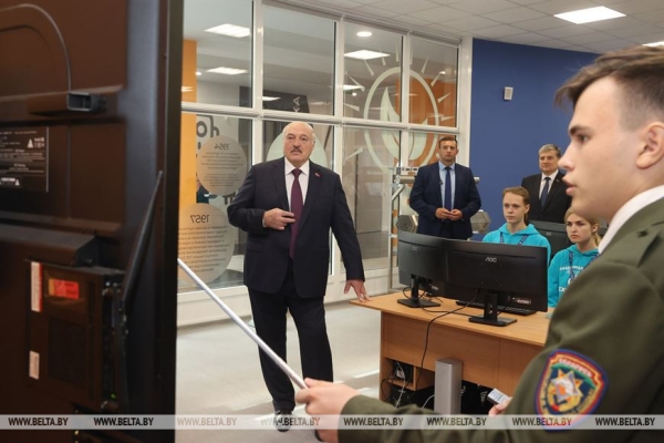 Технопарк "на плечах гигантов", счастье Лукашенко, Совбез, родная мова и день дарения. Главные итоги недели Президента Технопарк "на плечах гигантов", счастье Лукашенко, Совбез, родная мова и день дарения. Главные итоги недели Президента