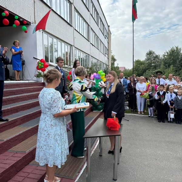 День знаний в гимназии собрал на торжественной линейке педагогов, учащихся и их родителей День знаний в гимназии собрал на торжественной линейке педагогов, учащихся и их родителей