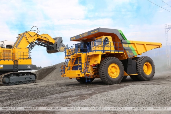 Самосвал на водородном топливе и гусеничный экскаватор. Головченко ознакомился с новой техникой БЕЛАЗа Самосвал на водородном топливе и гусеничный экскаватор. Головченко ознакомился с новой техникой БЕЛАЗа
