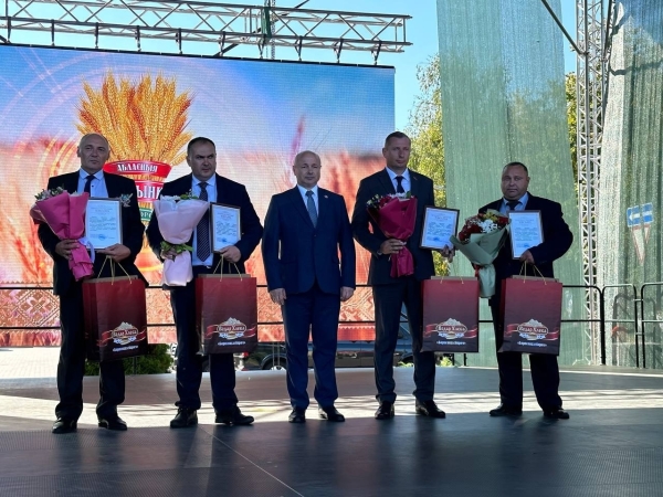 На областных «Дожинках» наградили победителей соревнования по уборке урожая На областных «Дожинках» наградили победителей соревнования по уборке урожая