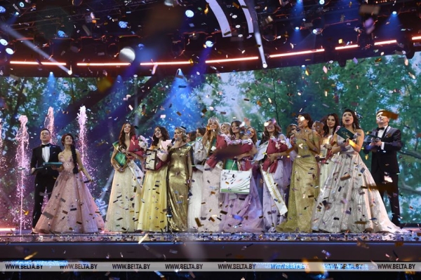 Лукашенко посетил финал ХIII Национального конкурса красоты «Мисс Беларусь — 2023» Лукашенко посетил финал ХIII Национального конкурса красоты «Мисс Беларусь — 2023»