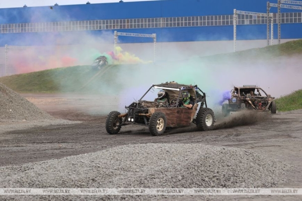 Самосвал на водородном топливе и гусеничный экскаватор. Головченко ознакомился с новой техникой БЕЛАЗа Самосвал на водородном топливе и гусеничный экскаватор. Головченко ознакомился с новой техникой БЕЛАЗа