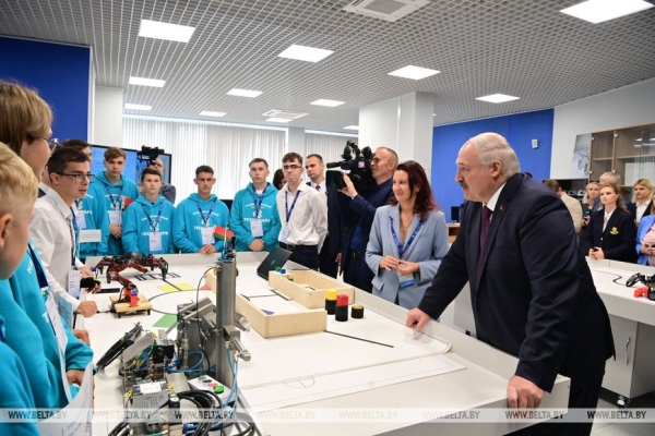 Технопарк "на плечах гигантов", счастье Лукашенко, Совбез, родная мова и день дарения. Главные итоги недели Президента Технопарк "на плечах гигантов", счастье Лукашенко, Совбез, родная мова и день дарения. Главные итоги недели Президента