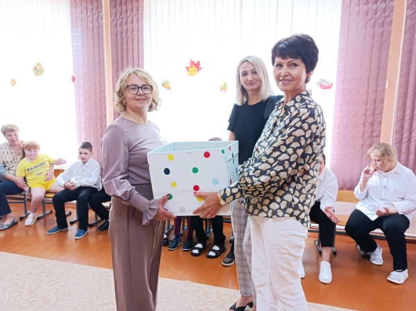 «Коробку добра» для воспитанников Центра коррекционно-развивающего обучения передала заведующий нотариальной конторой Стародорожского района «Коробку добра» для воспитанников Центра коррекционно-развивающего обучения передала заведующий нотариальной конторой Стародорожского района