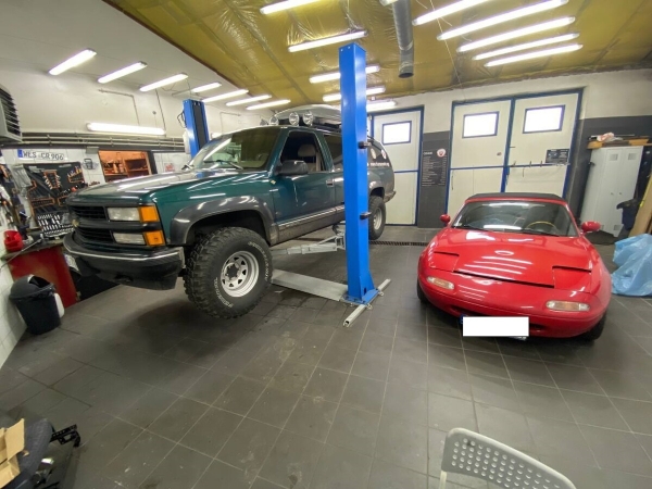 Белорусы арендовали под Варшавой бывшую автомойку и открыли СТО. Выгодно?