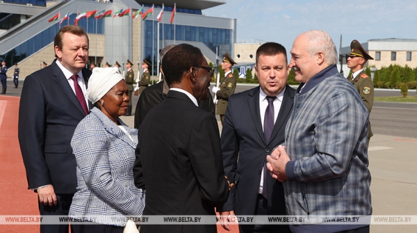 Лукашенко лично проводил Президента Экваториальной Гвинеи в аэропорту Лукашенко лично проводил Президента Экваториальной Гвинеи в аэропорту