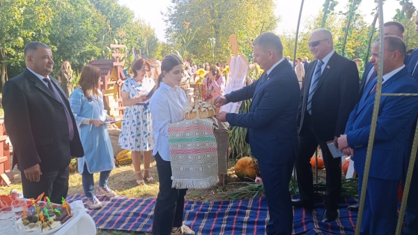 Посмотрите, какие колоритные &laquo;сельские подворья&raquo; приглашают гостей районных &laquo;Дожинок&raquo;!