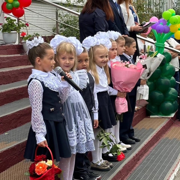 День знаний в гимназии собрал на торжественной линейке педагогов, учащихся и их родителей День знаний в гимназии собрал на торжественной линейке педагогов, учащихся и их родителей