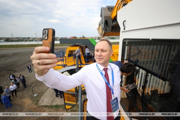 Самосвал на водородном топливе и гусеничный экскаватор. Головченко ознакомился с новой техникой БЕЛАЗа Самосвал на водородном топливе и гусеничный экскаватор. Головченко ознакомился с новой техникой БЕЛАЗа