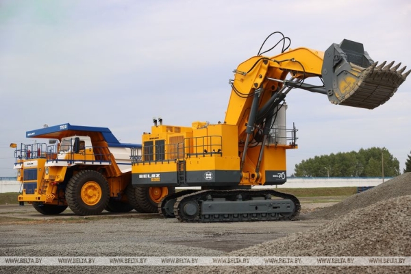 Самосвал на водородном топливе и гусеничный экскаватор. Головченко ознакомился с новой техникой БЕЛАЗа Самосвал на водородном топливе и гусеничный экскаватор. Головченко ознакомился с новой техникой БЕЛАЗа