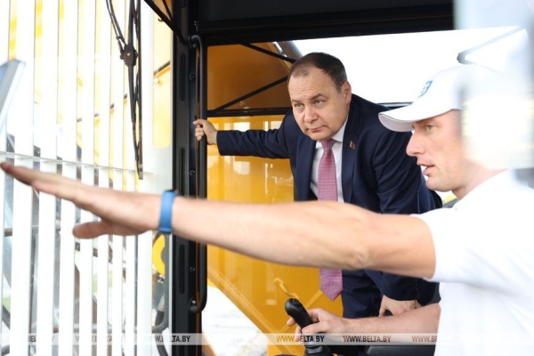 Самосвал на водородном топливе и гусеничный экскаватор. Головченко ознакомился с новой техникой БЕЛАЗа Самосвал на водородном топливе и гусеничный экскаватор. Головченко ознакомился с новой техникой БЕЛАЗа