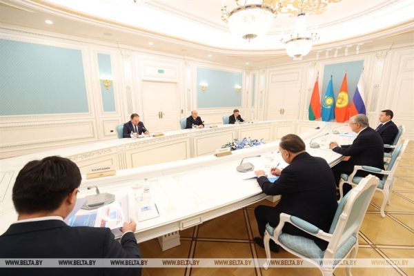 Головченко передал Токаеву приглашение Президента Беларуси посетить республику с официальным визитом Головченко передал Токаеву приглашение Президента Беларуси посетить республику с официальным визитом