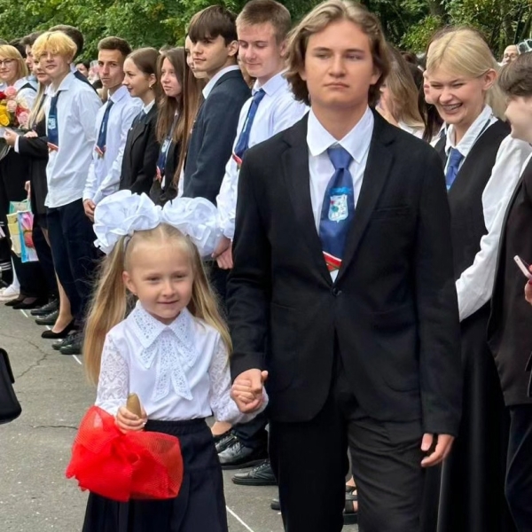 День знаний в гимназии собрал на торжественной линейке педагогов, учащихся и их родителей День знаний в гимназии собрал на торжественной линейке педагогов, учащихся и их родителей