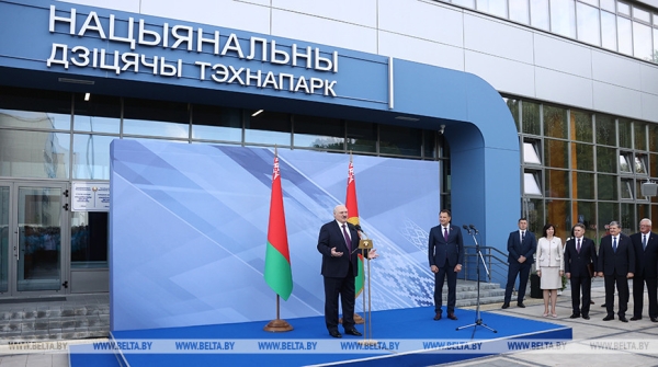 Технопарк "на плечах гигантов", счастье Лукашенко, Совбез, родная мова и день дарения. Главные итоги недели Президента Технопарк "на плечах гигантов", счастье Лукашенко, Совбез, родная мова и день дарения. Главные итоги недели Президента