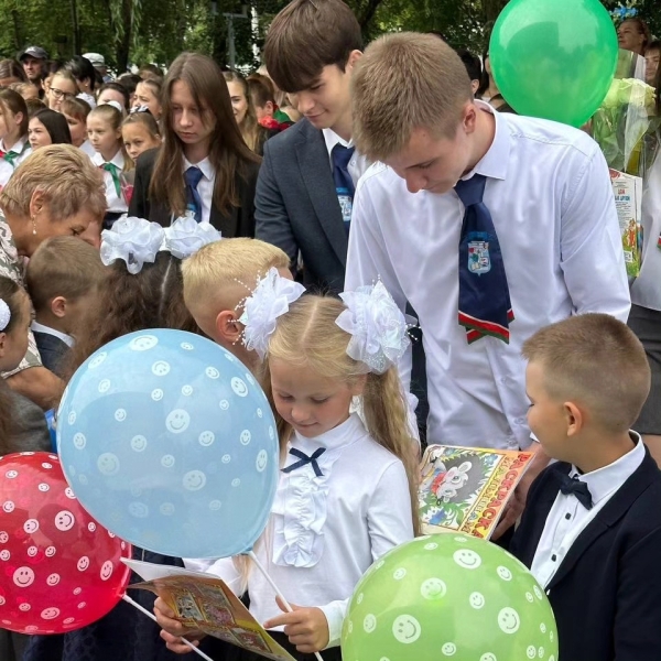День знаний в гимназии собрал на торжественной линейке педагогов, учащихся и их родителей День знаний в гимназии собрал на торжественной линейке педагогов, учащихся и их родителей
