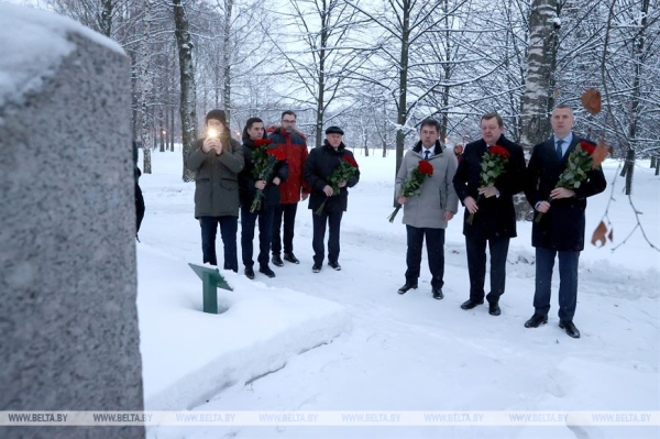 Священное место мужества и скорби. Белорусская делегация на Пискаревском кладбище почтила память жертв блокады Ленинграда Священное место мужества и скорби. Белорусская делегация на Пискаревском кладбище почтила память жертв блокады Ленинграда