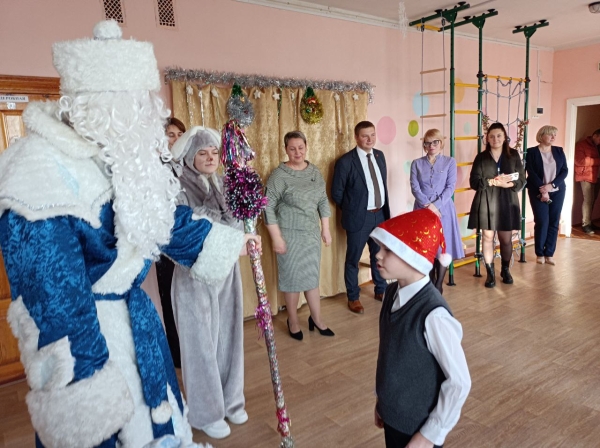 Председатель райисполкома Дмитрий Сосинович поздравил с новогодними праздниками ребят из социального приюта Председатель райисполкома Дмитрий Сосинович поздравил с новогодними праздниками ребят из социального приюта