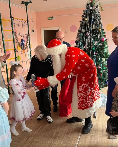 Профсоюзный Дед Мороз поздравил детишек из приюта и подарил им подарки